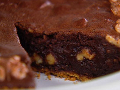 Σιροπιαστή καρυδόπιτα με γλάσο σοκολάτας για όλους